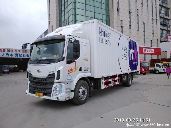 新乘龙m3185马力78米双电飞厢式车