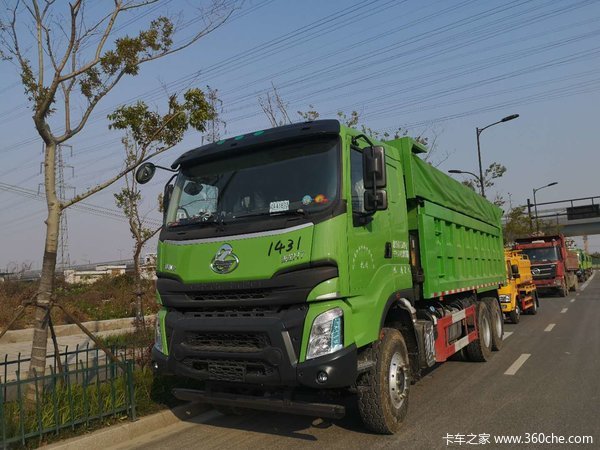 又1台柳汽乘龙h7 6*4型自卸车成功交付客户