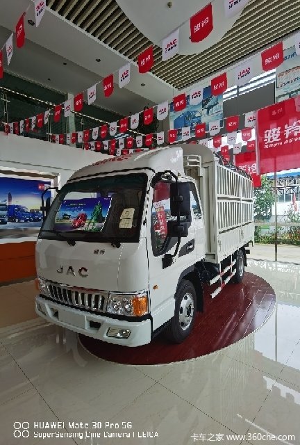 临沧一心江淮骏铃127匹马力排半仓栅车到店