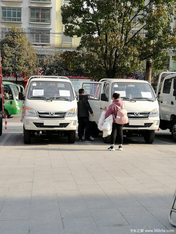 开了10年黑豹汽车的老客户陈师傅再次选择了北汽黑豹