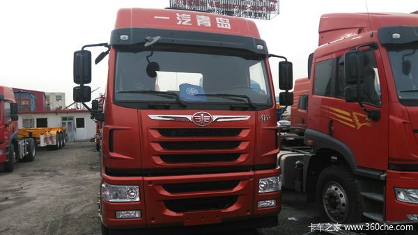 青岛解放 悍V准重卡 350马力 6X4牵引车装配高顶驾驶室,动力方面,搭载锡柴CA6DL2-35E4发动机,输出功率为350马力,符合国四/欧四排放,匹配陕齿12JSD160TA变速箱,档位数为12,速比为4.111,对该款新车有购买意向的用户欢迎致电经销商。 【注】:文章内的价格由经销商提供,仅供参考,购买过程中所造成的任何结果均与卡车之家无关,卡车之家不承担任何责任。如果发现经销商报价与本文价格不符,欢迎拨打400-613-6188进行投诉。