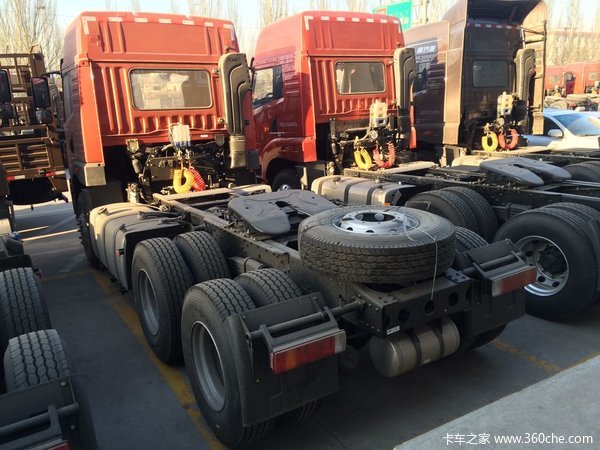 青岛解放 悍V重卡 375马力 6X4牵引车装配高顶驾驶室,动力方面,搭载潍柴WP10H375E50发动机,输出功率为375马力,符合国五/欧五排放,匹配法士特12JSD180TA变速箱,档位数为12,采用435升级冲焊桥后桥,速比为4.111,另外,该车还配备ABS、定速巡航、空调、转向助力、双油箱,对该款新车有购买意向的用户欢迎致电经销商。 【注】:文章内的价格由经销商提供,仅供参考,购买过程中所造成的任何结果均与卡车之家无关,卡车之家不承担任何责任。如果发现经销商报价与本文价格不符,欢迎拨打4