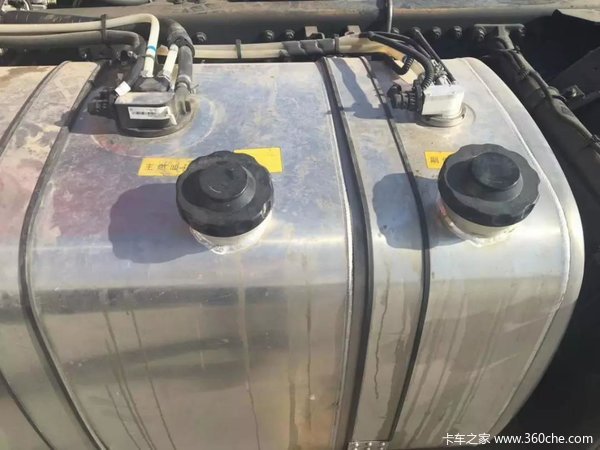 用户:许师傅 驾龄:20年 车辆:欧曼EST超级卡车穿越版 运输类型:日用工业品 推荐理由:冷启动好 舒适 双标号油箱 许师傅,给大家的第一印象就是看起来很年轻,却已经在运输行业摸爬滚打了20个年头。这么多年一直都是媳妇陪着他跑运输,因此夫妻二人在当地运输同行中那也是小有名气的夫妻档。 零下几十度,轻松启动 去年,许师傅入手了这辆欧曼EST穿越版,就是看中了欧曼品牌良好的口碑,以及这个穿越版应对北方极寒天气的能力。许师傅说:我们经常跑北方的线路,一到冬天,气温基本都在零下二十几度、三十几度,夜里根本