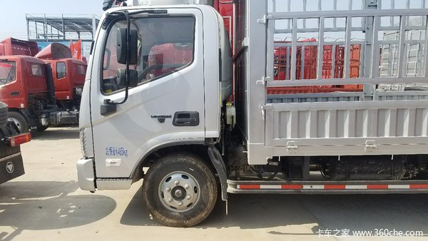 福田 欧马可S3系 143马力 3.83米排半仓栅式轻卡(国五)(BJ5048CCY-FE)装配宽体2060驾驶室,动力方面,搭载福田康明斯ISF3.8s5141发动机,输出功率为143马力,符合国五/京五排放,匹配万里扬WLY6T120变速箱,档位数为6,采用6T后桥,速比为3.727,对该款新车有购买意向的用户欢迎致