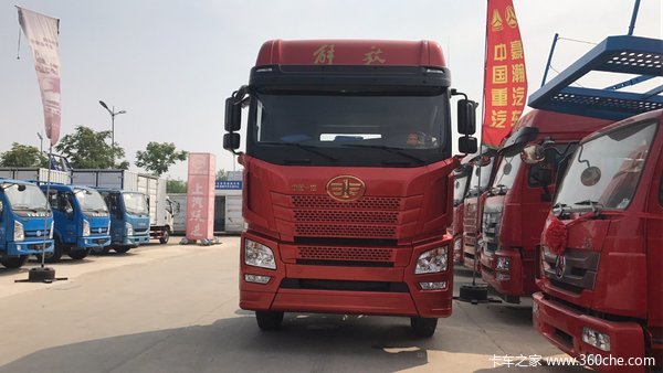 青岛解放 JH6重卡 420马力 6X4牵引车装配JH6平地板大排半高顶驾驶室,动力方面,搭载锡柴CA6DM2-42E51发动机,输出功率为420马力,符合国五/欧五排放,匹配一汽CA12TAX210M3(全铝壳)变速箱,档位数为12,采用457冲焊桥后桥,速比为3.727,另外,该车还配备150AH蓄电池,TRW方向机,WABCO离合器助力器,全车WABCO阀,前下防护,带国产ABS,电动举升,电动后视镜,电动门窗,自动空调,钢板弹簧(前9/9后10),骆驼牌蓄电池,康迈轮边,220V电源,多功能
