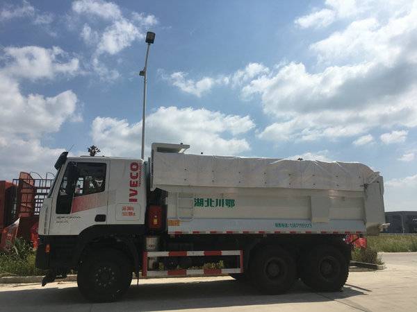 恭贺科贸基业公司再添红岩杰狮渣土车!