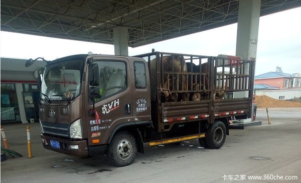 空间浪费 二是面临遍地 限高杆的尴尬 来看看集大成者 解放轻卡半高栏