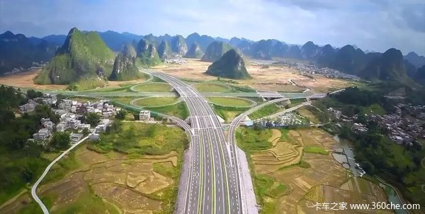 国庆黄金周旅游季 吃货与耍客齐出 公路与铁路都挤 门票和车票全涨 寻找诗和远方并不容易 ...... 老司机告诉你 不必非去名山美岛老城古镇 其实高速路上的风景 也是美得不要不要的 古(夫)昭(君桥)高速 中国首条水上生态环保公路,有4公里建在峡谷溪流中,犹如一条巨龙,沿着河道和山体,蜿蜒进入深山,沿途山峦如黛,水库碧波荡漾,如在画中。 雅(安)西(昌)高速 全长240公里,有天梯高速的美名,其中拖乌山至石棉51公里路段因为奇险无比,被称为魔鬼中的魔鬼路段。 靖(西)那(坡)高速 穿