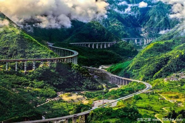 国庆黄金周旅游季 吃货与耍客齐出 公路与铁路都挤 门票和车票全涨 寻找诗和远方并不容易 ...... 老司机告诉你 不必非去名山美岛老城古镇 其实高速路上的风景 也是美得不要不要的 古(夫)昭(君桥)高速 中国首条水上生态环保公路,有4公里建在峡谷溪流中,犹如一条巨龙,沿着河道和山体,蜿蜒进入深山,沿途山峦如黛,水库碧波荡漾,如在画中。 雅(安)西(昌)高速 全长240公里,有天梯高速的美名,其中拖乌山至石棉51公里路段因为奇险无比,被称为魔鬼中的魔鬼路段。 靖(西)那(坡)高速 穿