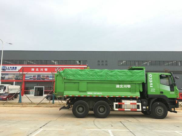 恭贺康先生喜提红岩杰狮环保渣土车一台