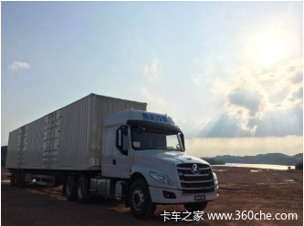 经典长头再扬威!乘龙t5牵引车获"年度好车之最佳长头卡车奖"称号