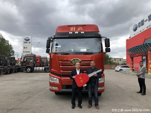 1台解放J6P牵引车成功交付客户