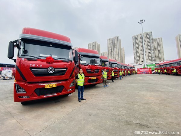 重庆嘉峰中轮汽车销售有限公司20台TL79牵引车成功交付