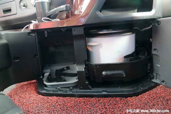 青岛解放JH6重卡2019款智尊版550马力6X4牵引到店。