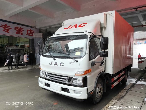 恭喜谢师傅今日喜接江淮骏铃一台