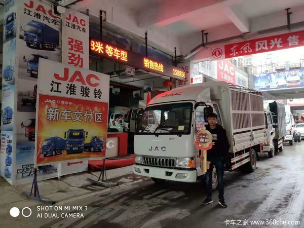 遵义骏辰恭喜邹老板,胡老板今日喜接江淮骏铃E3二台