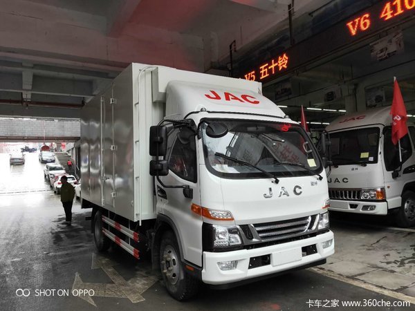 恭喜谢师傅今日喜接江淮骏铃一台