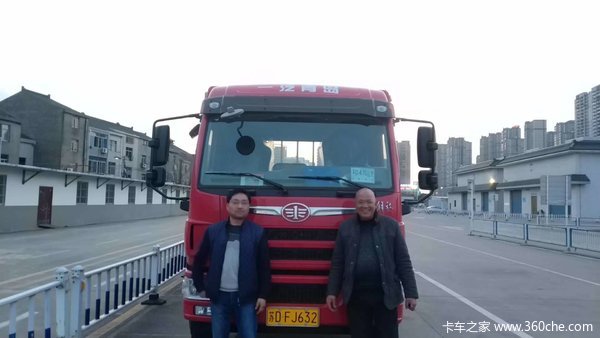 1台龙V载货拦板车成功交付客户。