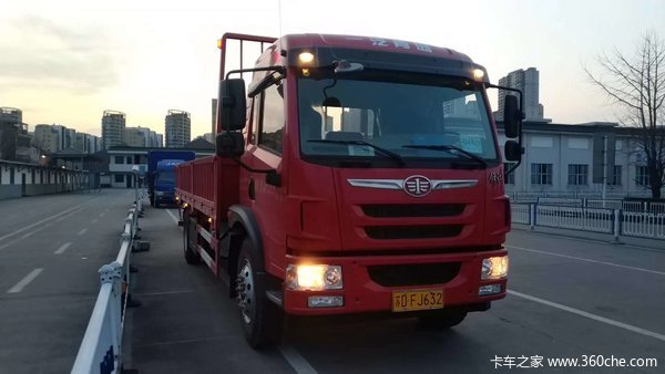 1台龙V载货拦板车成功交付客户。