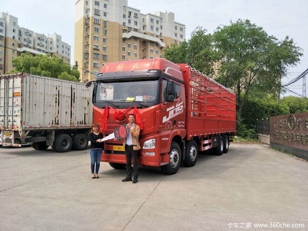 上海德隆恭喜黄老板喜提解放JH6载货车