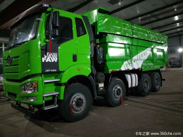 一汽解放新型8*4渣土车新车到店