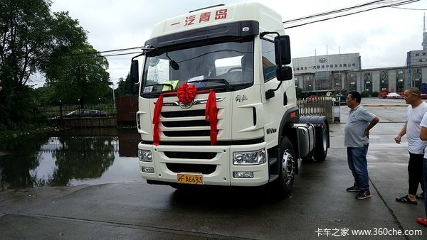 上海德隆1台悍V牵引车成功交付客户