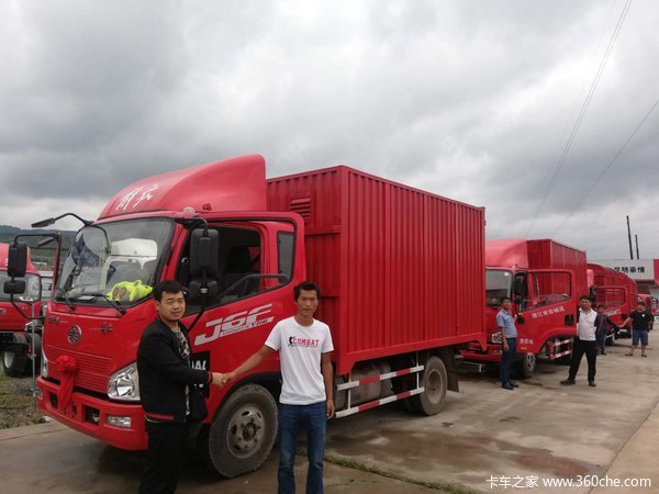 昆明豪情汽车销售有限公司交车4台