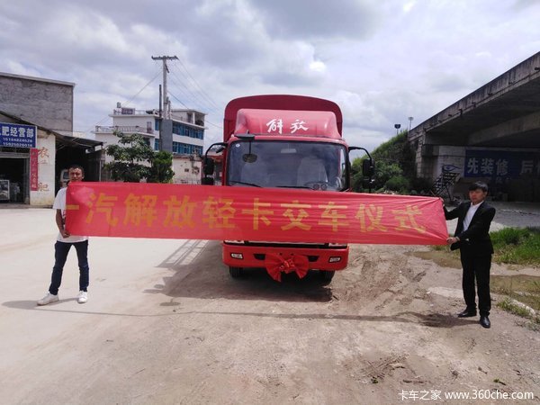 恭喜恭祝李老板喜提爱车。双方达成双赢共识。 喜提虎V载货车