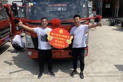 恭喜陈老板喜提重汽，祝陈老板生意红红火火