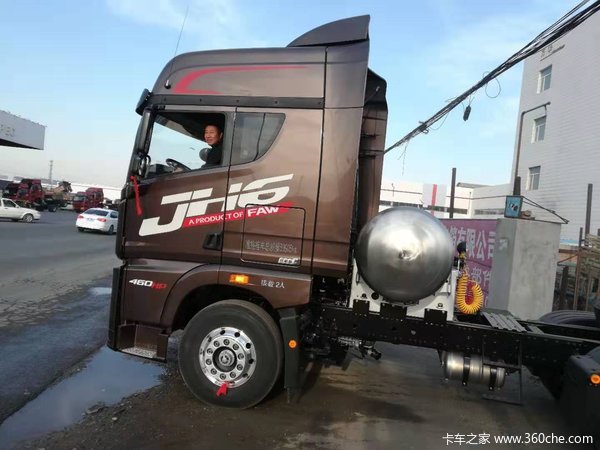 1台解放JH6460天然气牵引车成功交付客户