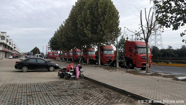 感谢赣榆区柘汪镇郑总一次性订购10台东风天龙牵引车交车现场