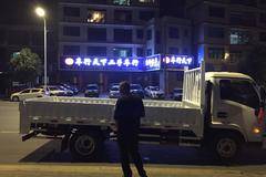 客户到店看车，一眼看中！三年免息，五年质保，五万公里免保养