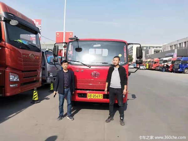 1台J6F载货车成功交付客户…………