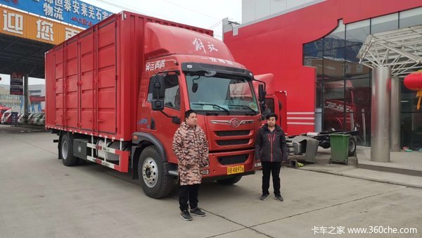 1台龙V载货车成功交付客户………………