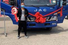 1台骏铃V6第三代科技版载货车成功交付给胡先生