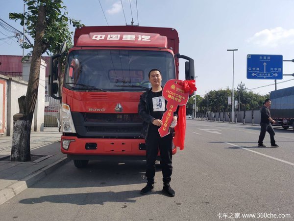 恭喜裴先生黄先生 喜提豪沃轻卡两台