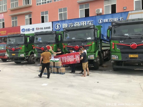 5台德龙X3000自卸车成功交付客户