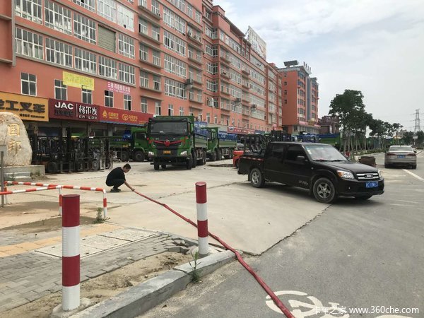 5台德龙X3000自卸车成功交付客户