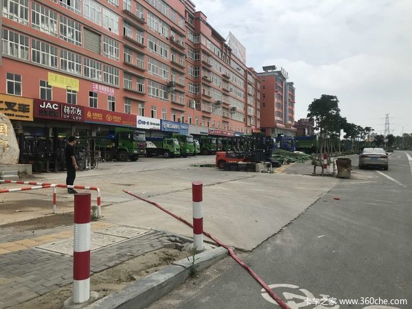 5台德龙X3000自卸车成功交付客户