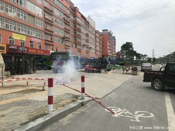 5台德龙X3000自卸车成功交付客户