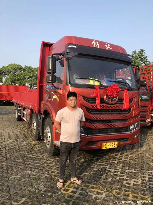 上海德隆1台悍V260马力载货车成功交付客户