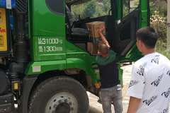 交车不断 2台德龙X3000自卸车成功交付客户