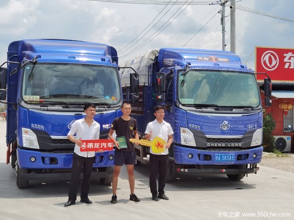 1台乘龙L3载货车成功交付客户黎先生