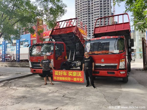 2台悍将自卸车成功交付客户，祝老板生意兴隆，财源滚滚！