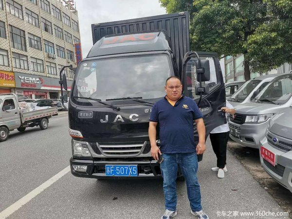 恭喜刘老板 喜提骏铃V3载货车 祝生意兴隆 财源广进