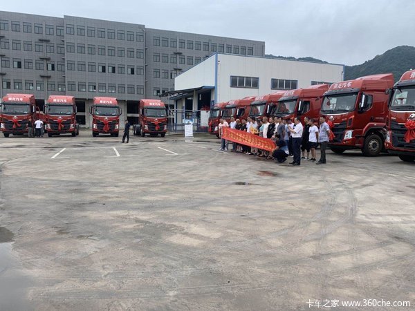 恭喜铜陵世鹏物流 喜提乘龙H5牵引车