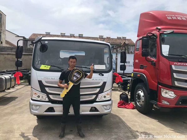 恭喜购车用户完成集体交车 喜提欧马可S3载货车