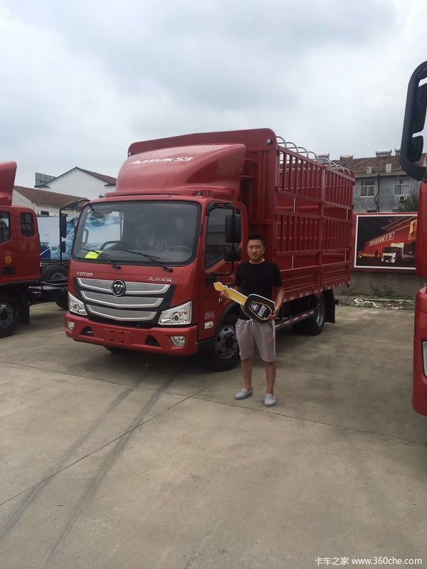 恭喜购车用户完成集体交车 喜提欧马可S3载货车