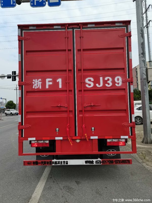 1台J6F载货车成功 交 付 客 户