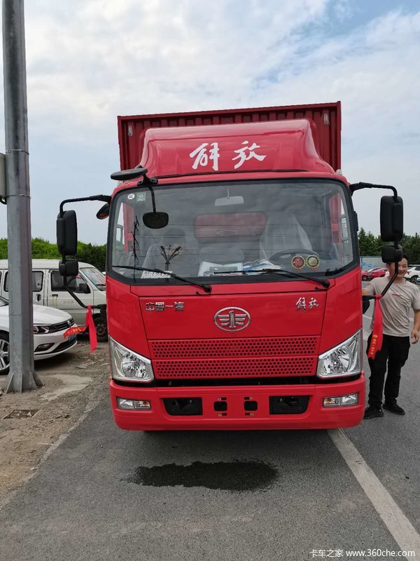 1台J6F载货车成功 交 付 客 户